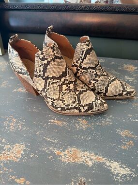 Womens Snakeskin Cutout Ankle Booties - Beige/Black